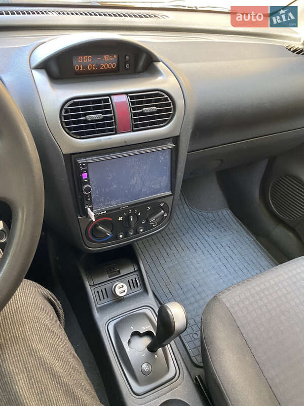 Хэтчбек Opel Corsa 2004 в Киеве