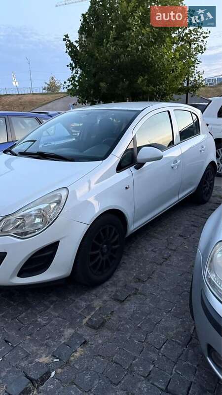 Хэтчбек Opel Corsa 2011 в 