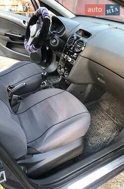 Хэтчбек Opel Corsa 2010 в 