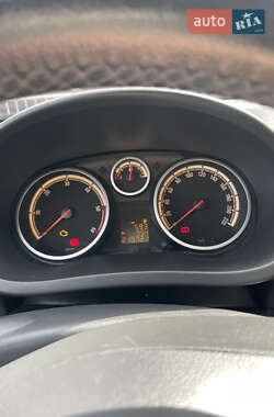 Хэтчбек Opel Corsa 2010 в 