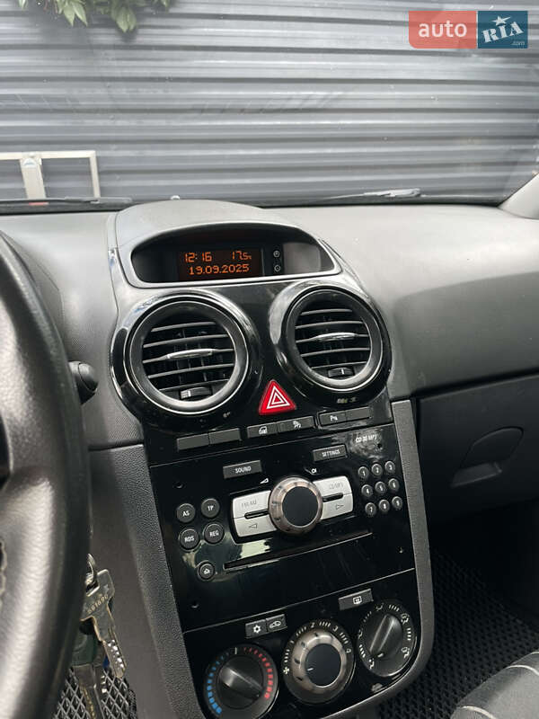 Хэтчбек Opel Corsa 2010 в Ивано-Франковске