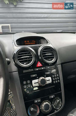 Хэтчбек Opel Corsa 2010 в 