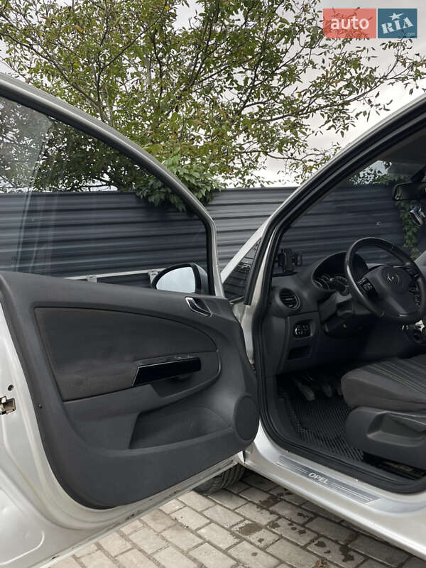 Хэтчбек Opel Corsa 2010 в Ивано-Франковске
