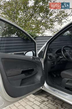Хэтчбек Opel Corsa 2010 в 