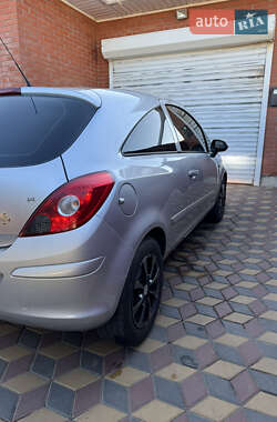 Хэтчбек Opel Corsa 2007 в 
