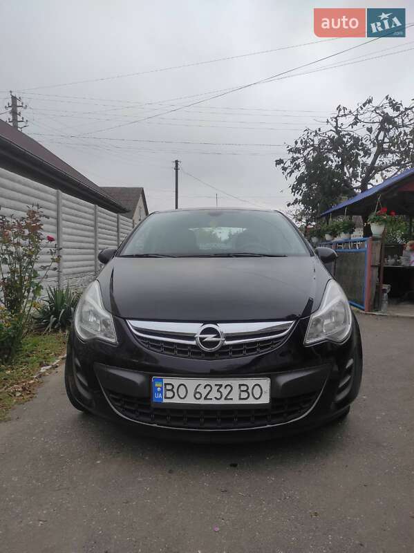 Хэтчбек Opel Corsa 2011 в 