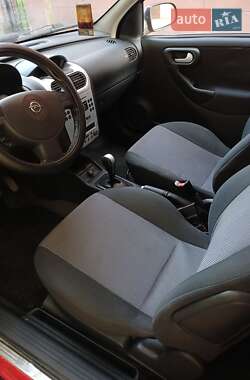 Хэтчбек Opel Corsa 2005 в 
