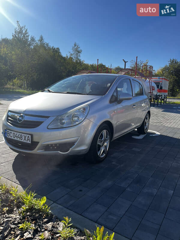 Хэтчбек Opel Corsa 2009 в 