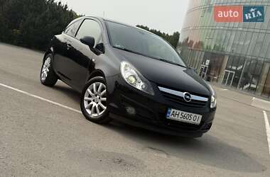 Хэтчбек Opel Corsa 2010 в 