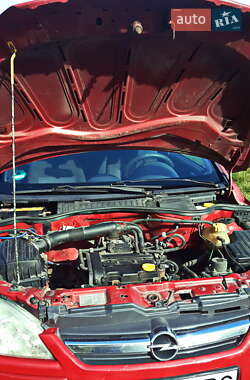 Хэтчбек Opel Corsa 2005 в 