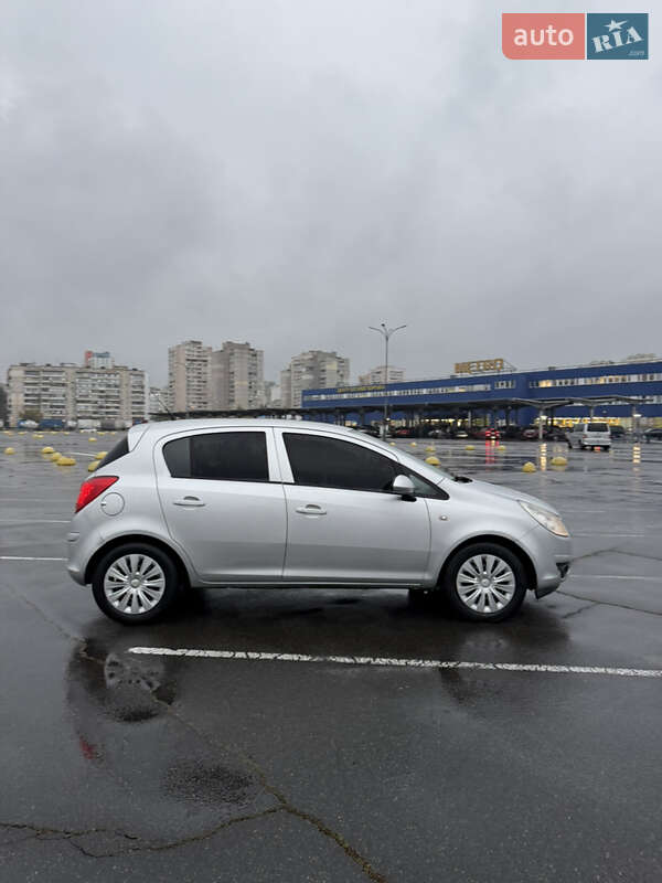 Хэтчбек Opel Corsa 2008 в Киеве