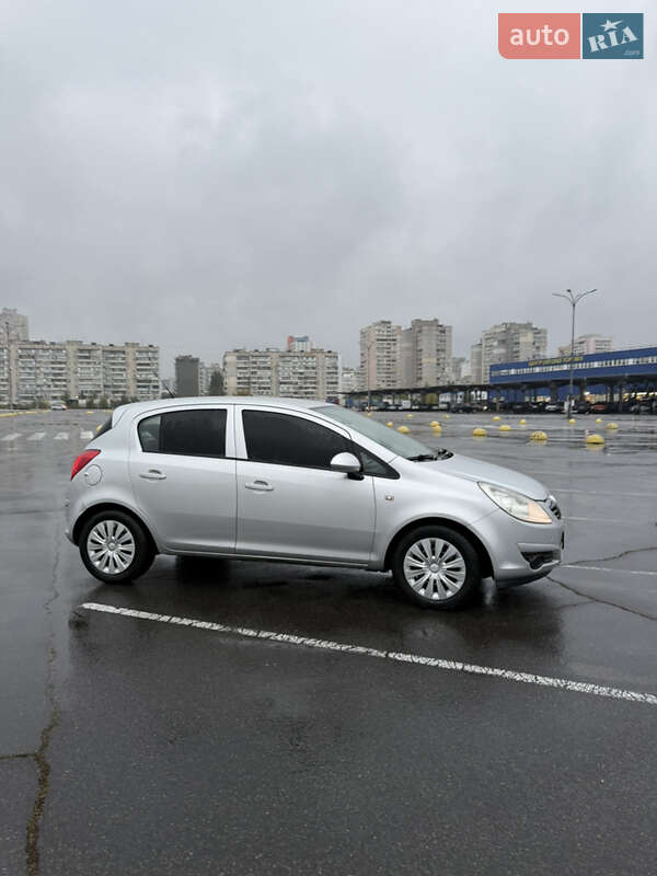 Хэтчбек Opel Corsa 2008 в Киеве