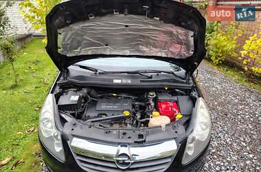 Хэтчбек Opel Corsa 2010 в 