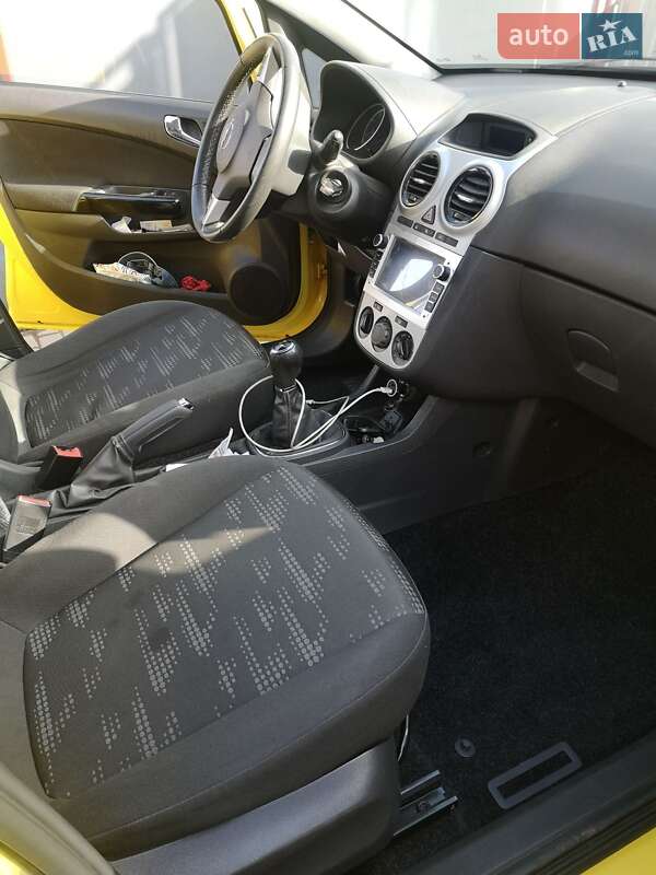 Хэтчбек Opel Corsa 2011 в Ровно