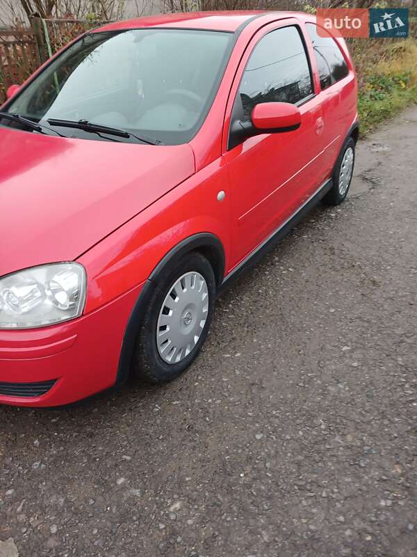 Хэтчбек Opel Corsa 2005 в Монастыриске