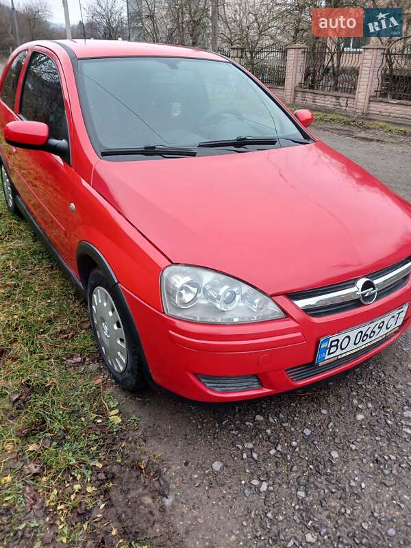 Хэтчбек Opel Corsa 2005 в Монастыриске