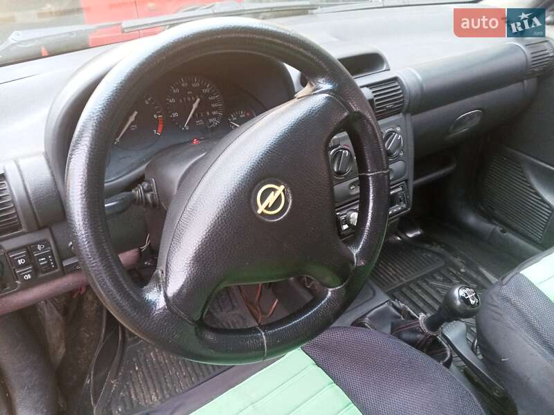 Хэтчбек Opel Corsa 2000 в Змиеве