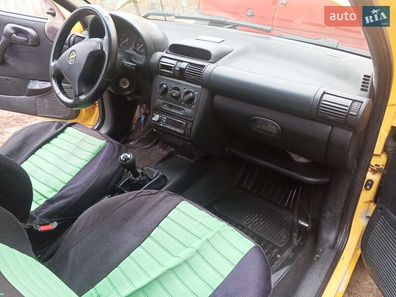 Хэтчбек Opel Corsa 2000 в Змиеве