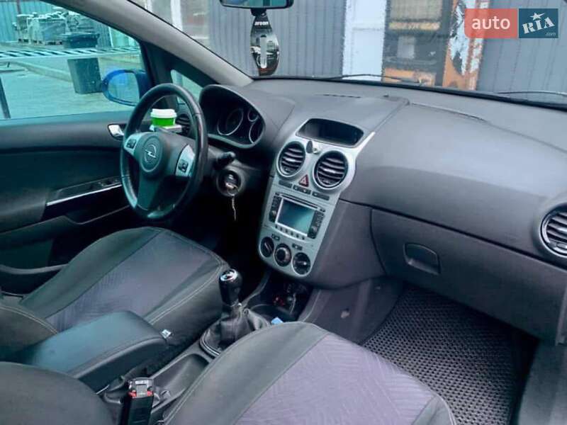 Хэтчбек Opel Corsa 2011 в Тростянце