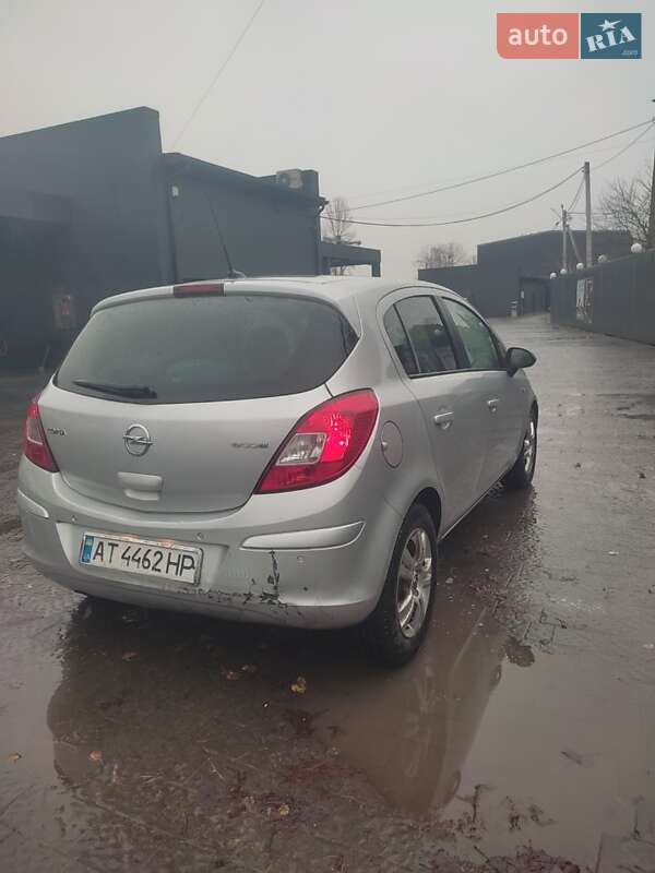 Хетчбек Opel Corsa 2012 в Івано-Франківську