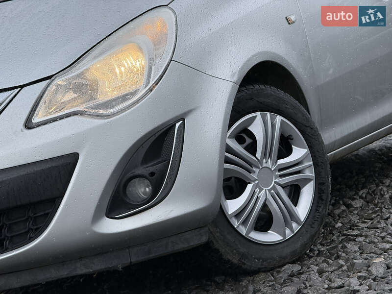 Хэтчбек Opel Corsa 2011 в Стрые