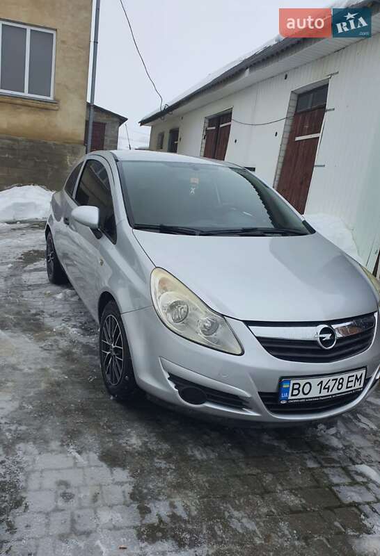 Хэтчбек Opel Corsa 2010 в Шумске