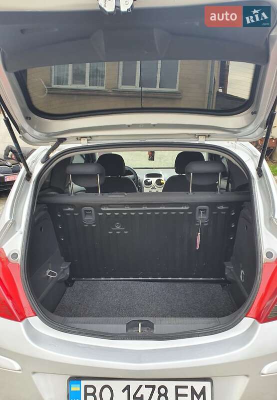 Хэтчбек Opel Corsa 2010 в Шумске