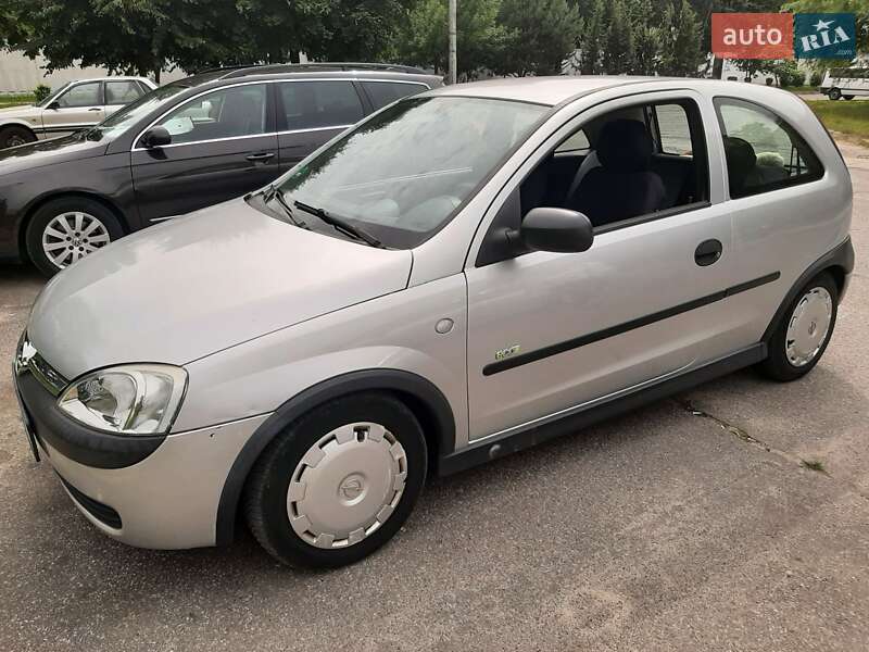Хэтчбек Opel Corsa 2002 в Вараше