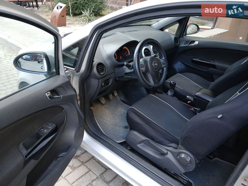 Хэтчбек Opel Corsa 2011 в Львове
