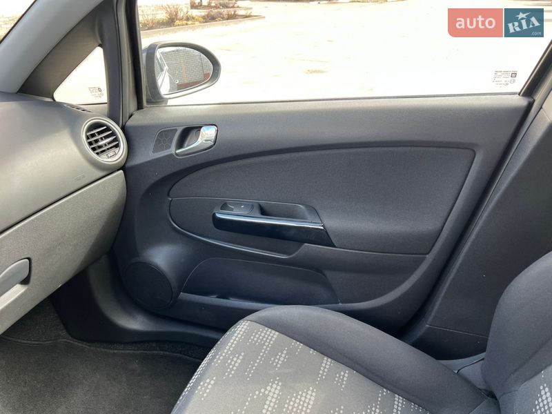 Хетчбек Opel Corsa 2013 в Сумах