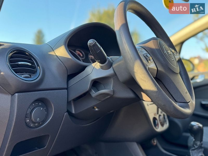Хэтчбек Opel Corsa 2008 в Львове