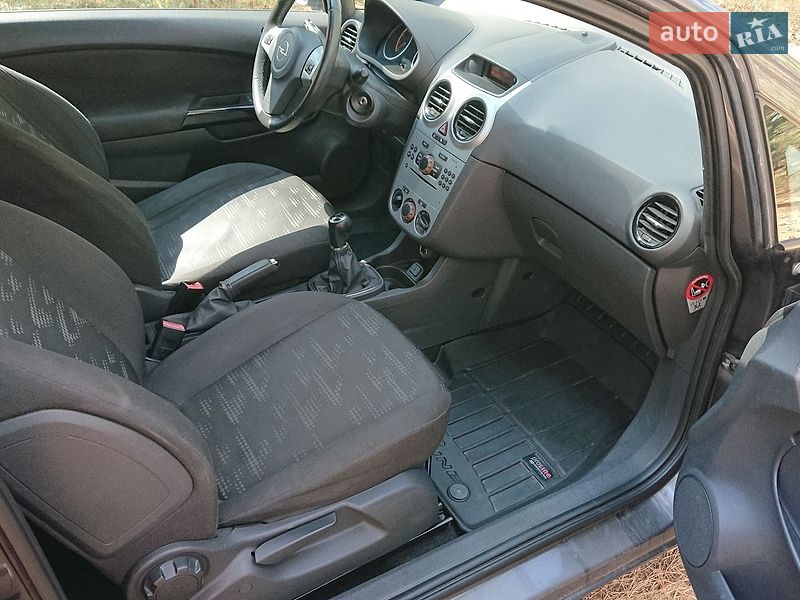 Хэтчбек Opel Corsa 2011 в Житомире