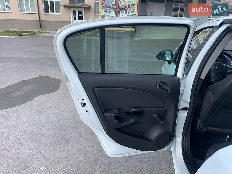 Хетчбек Opel Corsa 2012 в Вишнівці