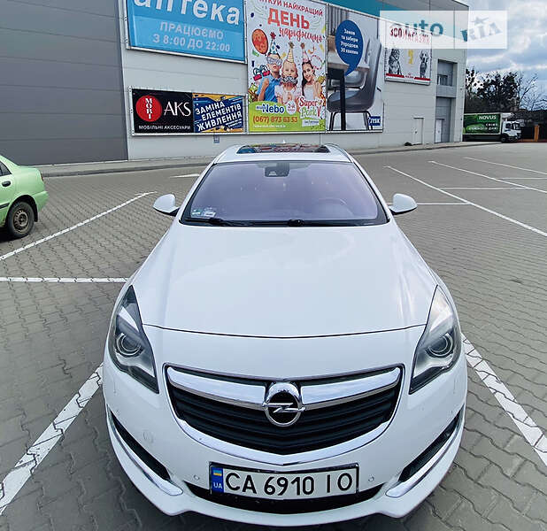 Универсал Opel Insignia 2016 в Вишневом
