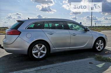 Универсал Opel Insignia 2011 в Хороле