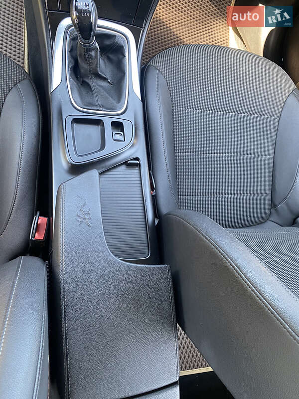 Седан Opel Insignia 2010 в Миргороді