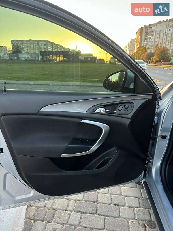 Седан Opel Insignia 2013 в Южному