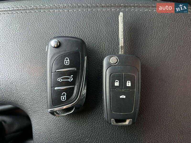 Седан Opel Insignia 2013 в Южному