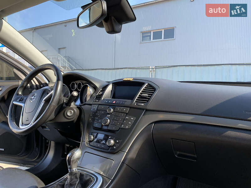 Седан Opel Insignia 2012 в Мукачево