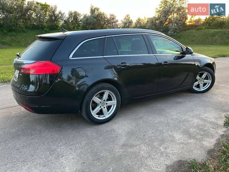 Универсал Opel Insignia 2011 в Тростянце