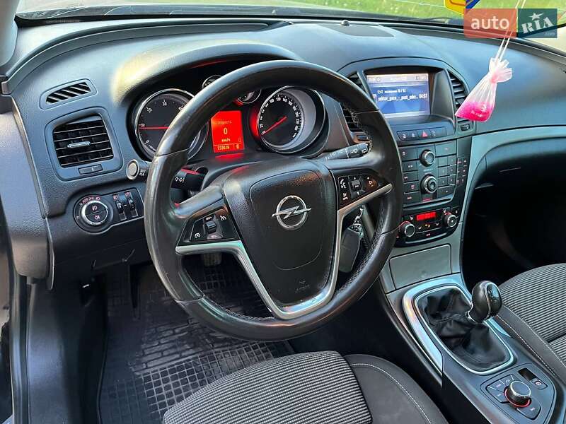 Универсал Opel Insignia 2011 в Тростянце