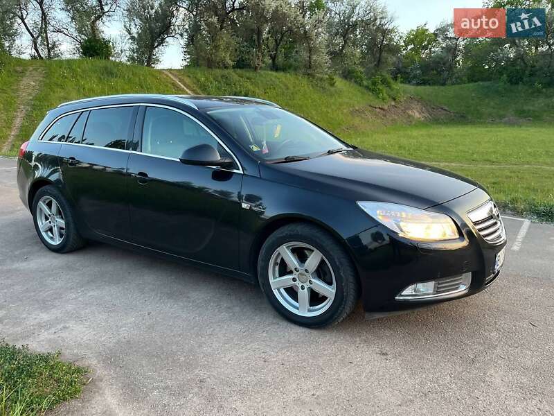 Универсал Opel Insignia 2011 в Тростянце