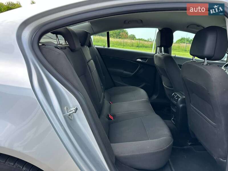 Седан Opel Insignia 2012 в Львове