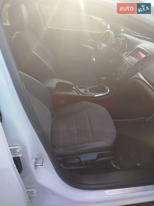 Седан Opel Insignia 2010 в Городке