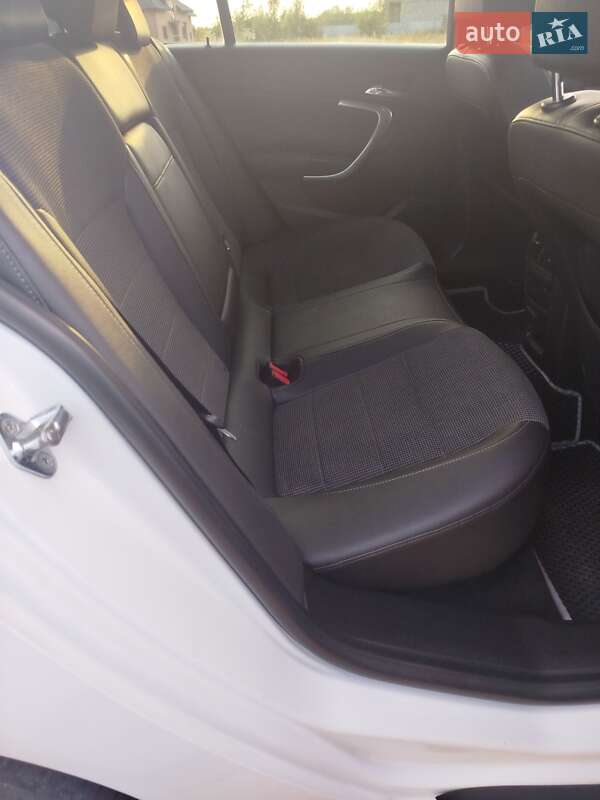 Седан Opel Insignia 2010 в Городке