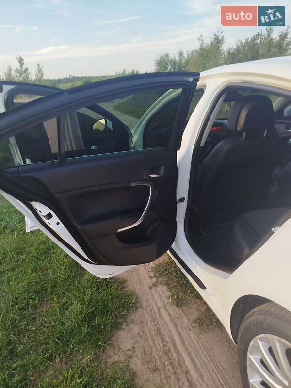 Седан Opel Insignia 2010 в Городке