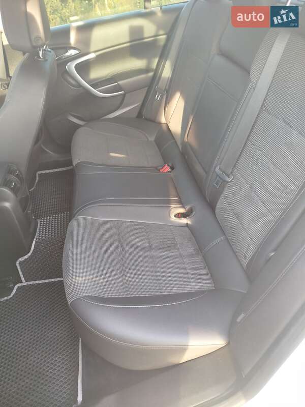 Седан Opel Insignia 2010 в Городке