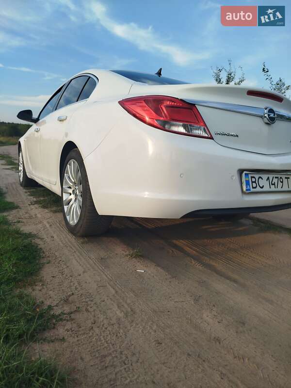Седан Opel Insignia 2010 в Городке