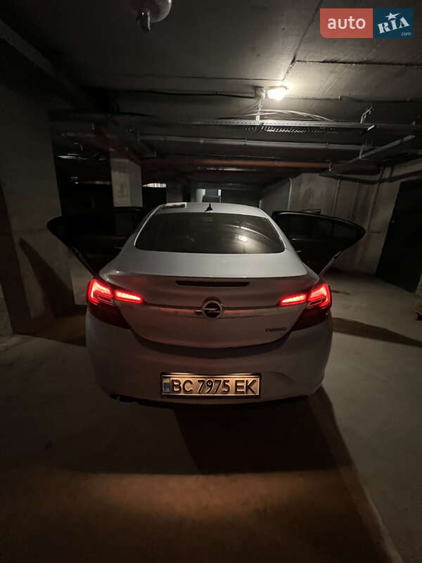 Седан Opel Insignia 2015 в Львові