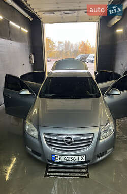 Седан Opel Insignia 2012 в Ровно